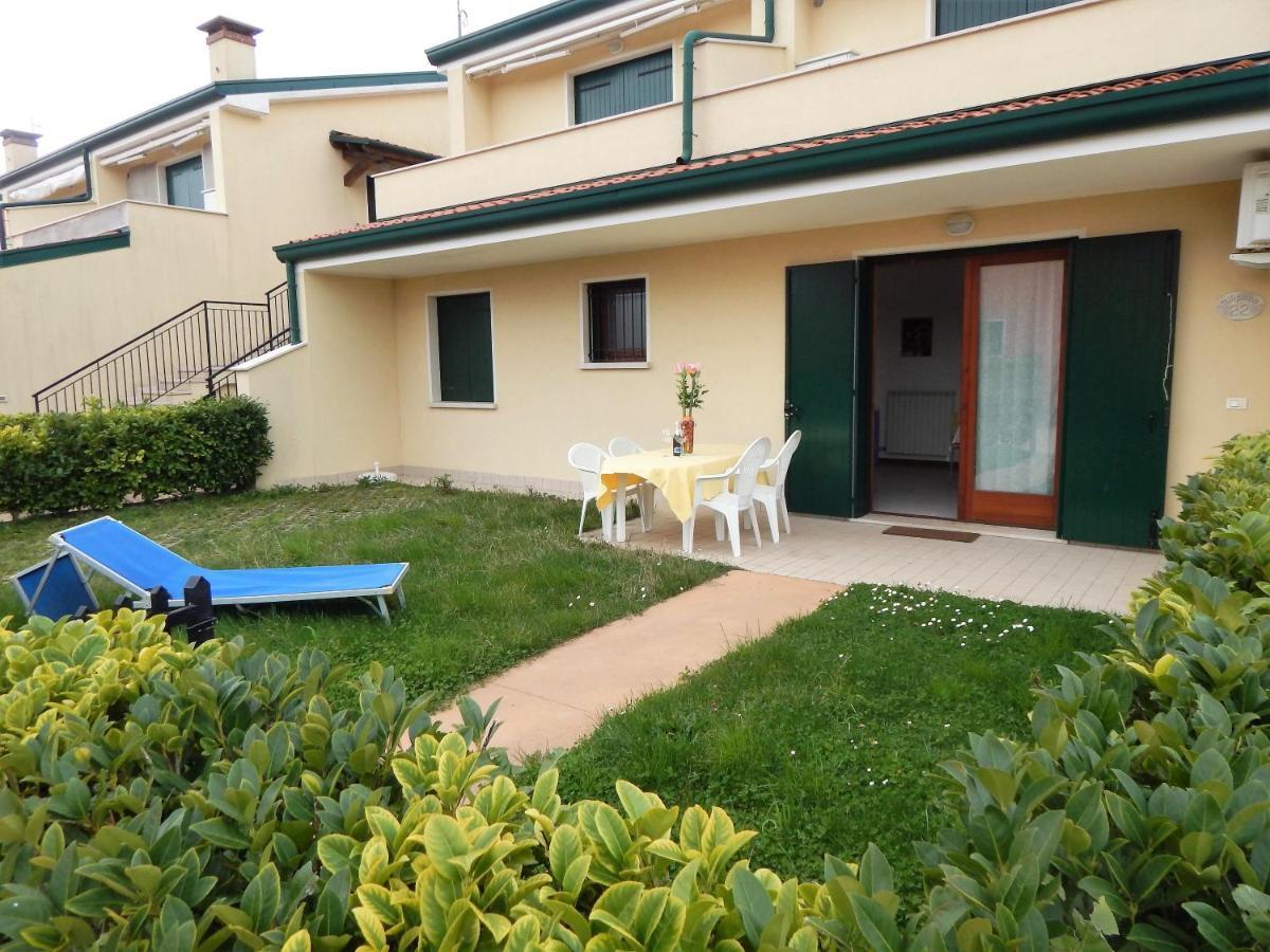 Hotel Apartments Villaggio Dei Fiori 4 Stars Luxury - Great Family Resort - Pet Friendly - With Hypermarket - Delivery Restaurant-Pizzeria - Room Breakfast With Supplement - Ultra Fast Wi-Fi - Play Area For Children - Olympic Swimming Pool - Parking Caorle Extérieur photo