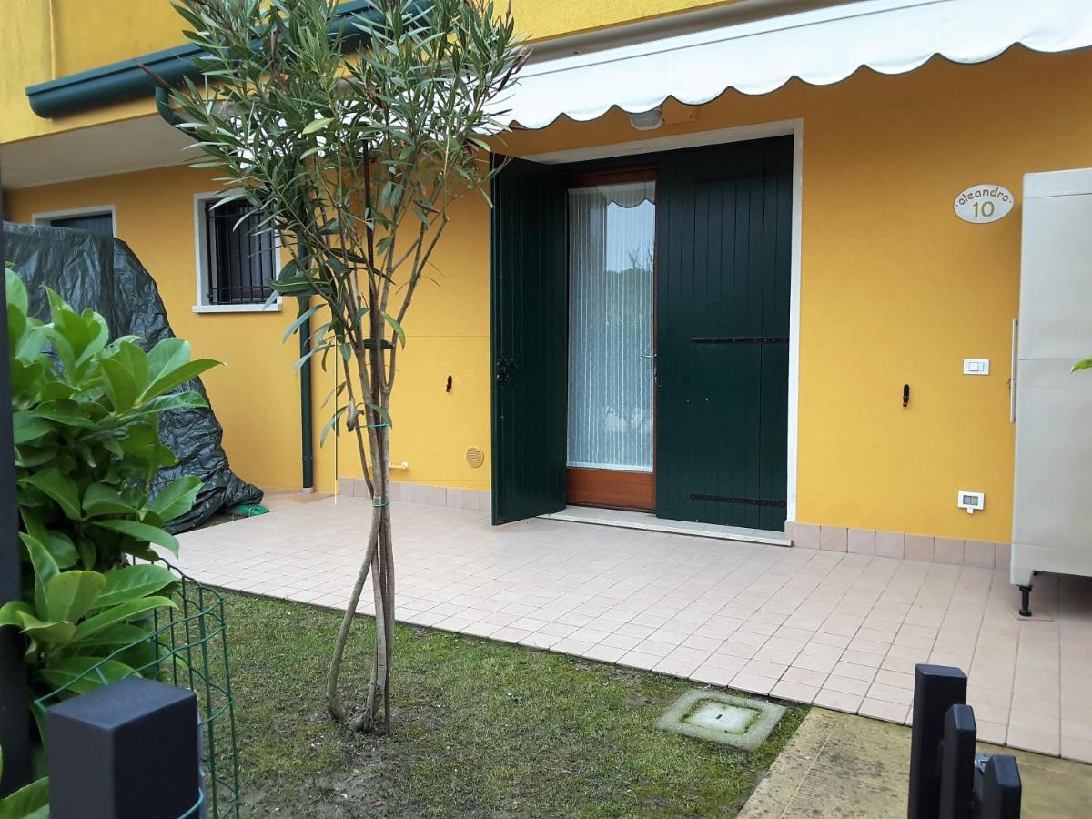 Hotel Apartments Villaggio Dei Fiori 4 Stars Luxury - Great Family Resort - Pet Friendly - With Hypermarket - Delivery Restaurant-Pizzeria - Room Breakfast With Supplement - Ultra Fast Wi-Fi - Play Area For Children - Olympic Swimming Pool - Parking Caorle Extérieur photo