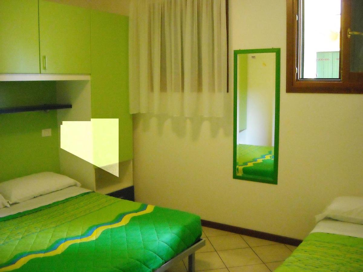 Hotel Apartments Villaggio Dei Fiori 4 Stars Luxury - Great Family Resort - Pet Friendly - With Hypermarket - Delivery Restaurant-Pizzeria - Room Breakfast With Supplement - Ultra Fast Wi-Fi - Play Area For Children - Olympic Swimming Pool - Parking Caorle Extérieur photo