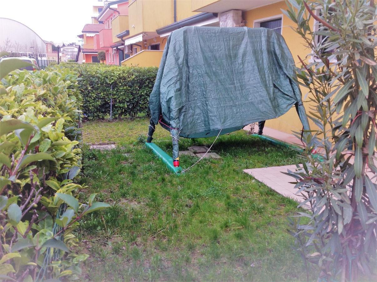 Hotel Apartments Villaggio Dei Fiori 4 Stars Luxury - Great Family Resort - Pet Friendly - With Hypermarket - Delivery Restaurant-Pizzeria - Room Breakfast With Supplement - Ultra Fast Wi-Fi - Play Area For Children - Olympic Swimming Pool - Parking Caorle Extérieur photo