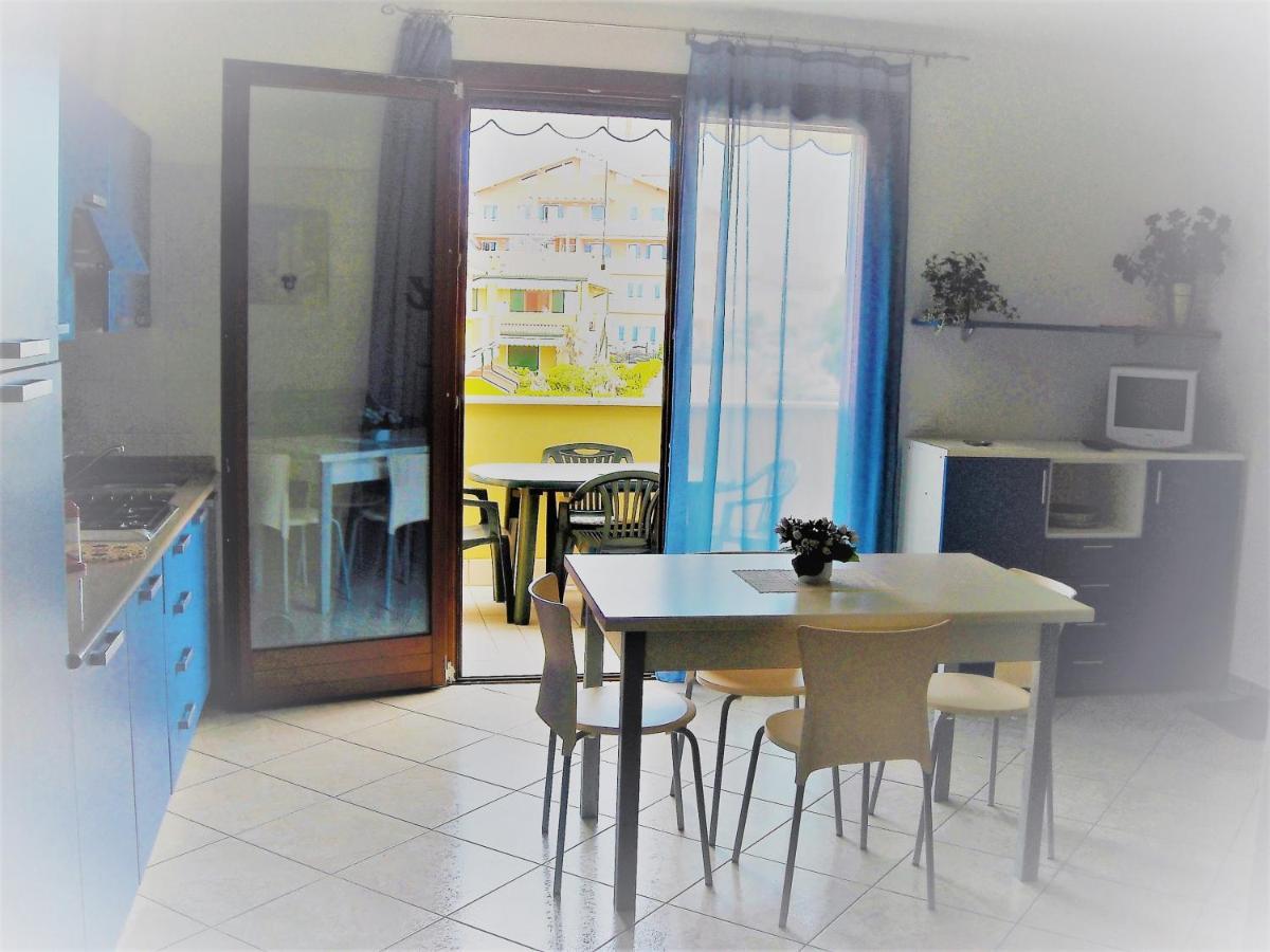 Hotel Apartments Villaggio Dei Fiori 4 Stars Luxury - Great Family Resort - Pet Friendly - With Hypermarket - Delivery Restaurant-Pizzeria - Room Breakfast With Supplement - Ultra Fast Wi-Fi - Play Area For Children - Olympic Swimming Pool - Parking Caorle Extérieur photo