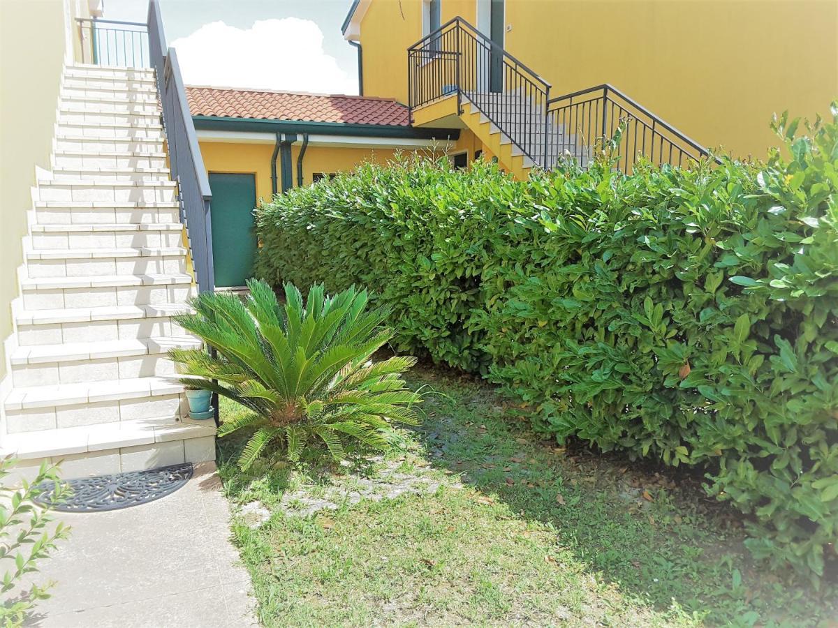 Hotel Apartments Villaggio Dei Fiori 4 Stars Luxury - Great Family Resort - Pet Friendly - With Hypermarket - Delivery Restaurant-Pizzeria - Room Breakfast With Supplement - Ultra Fast Wi-Fi - Play Area For Children - Olympic Swimming Pool - Parking Caorle Extérieur photo