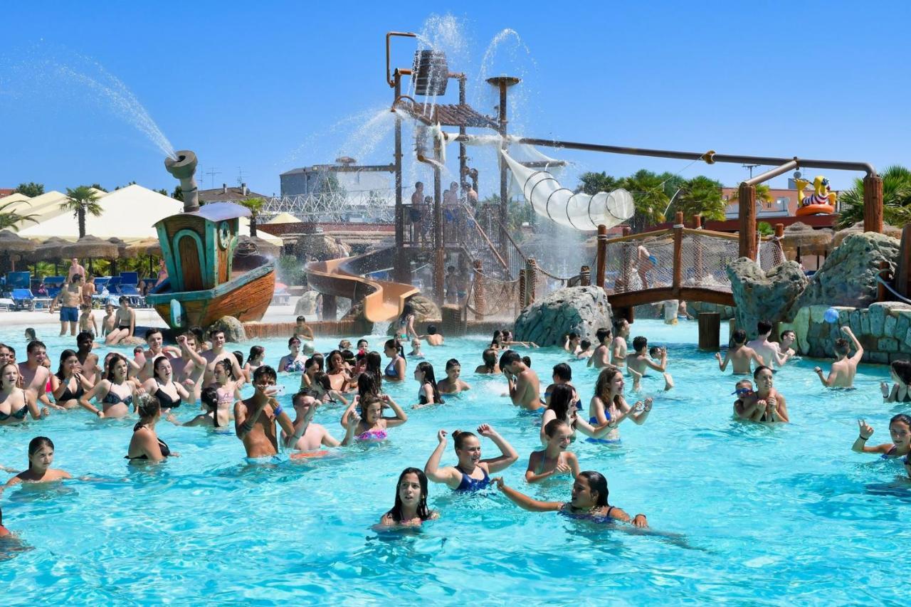 Hotel Apartments Villaggio Dei Fiori 4 Stars Luxury - Great Family Resort - Pet Friendly - With Hypermarket - Delivery Restaurant-Pizzeria - Room Breakfast With Supplement - Ultra Fast Wi-Fi - Play Area For Children - Olympic Swimming Pool - Parking Caorle Extérieur photo
