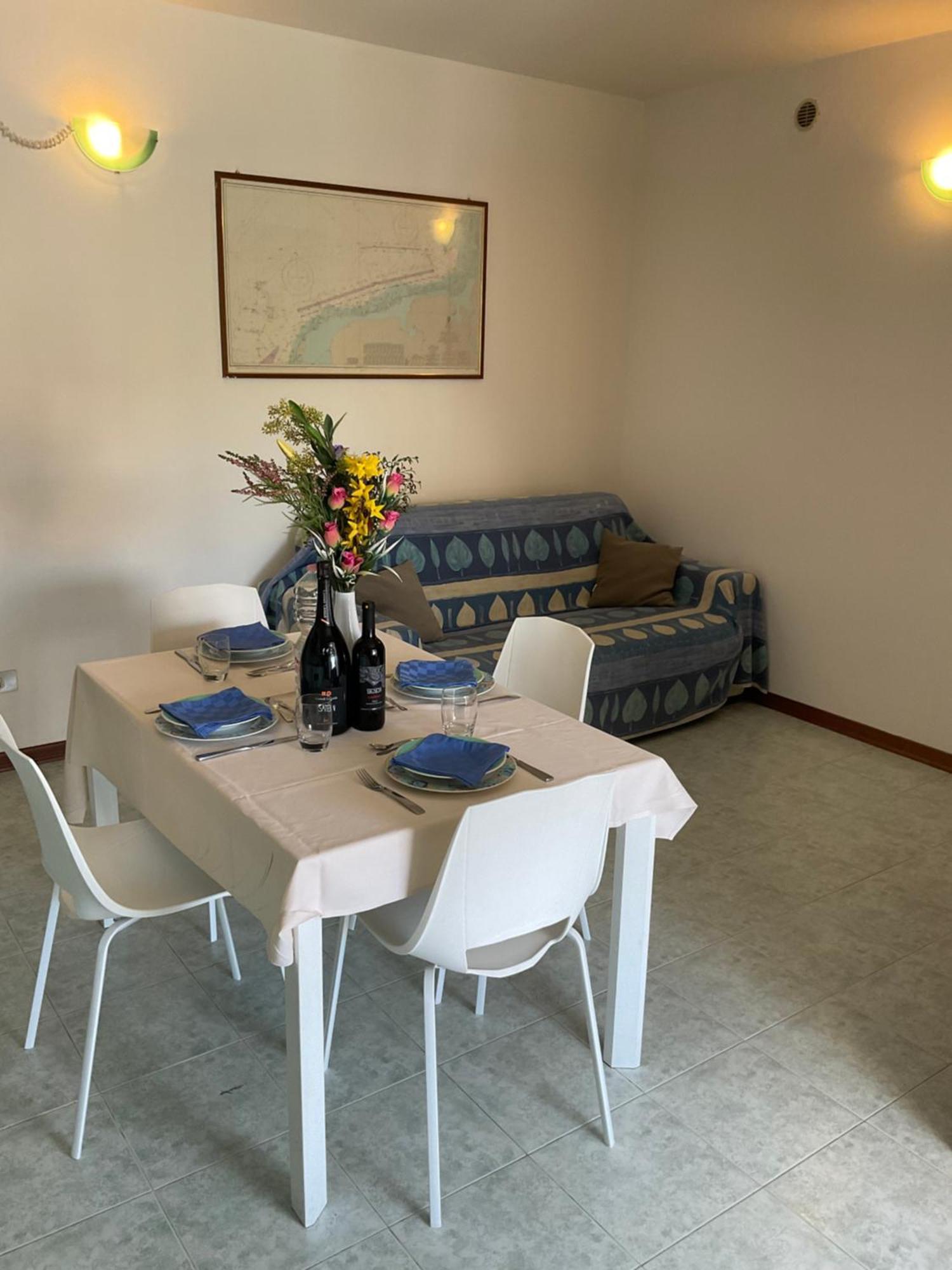 Hotel Apartments Villaggio Dei Fiori 4 Stars Luxury - Great Family Resort - Pet Friendly - With Hypermarket - Delivery Restaurant-Pizzeria - Room Breakfast With Supplement - Ultra Fast Wi-Fi - Play Area For Children - Olympic Swimming Pool - Parking Caorle Extérieur photo