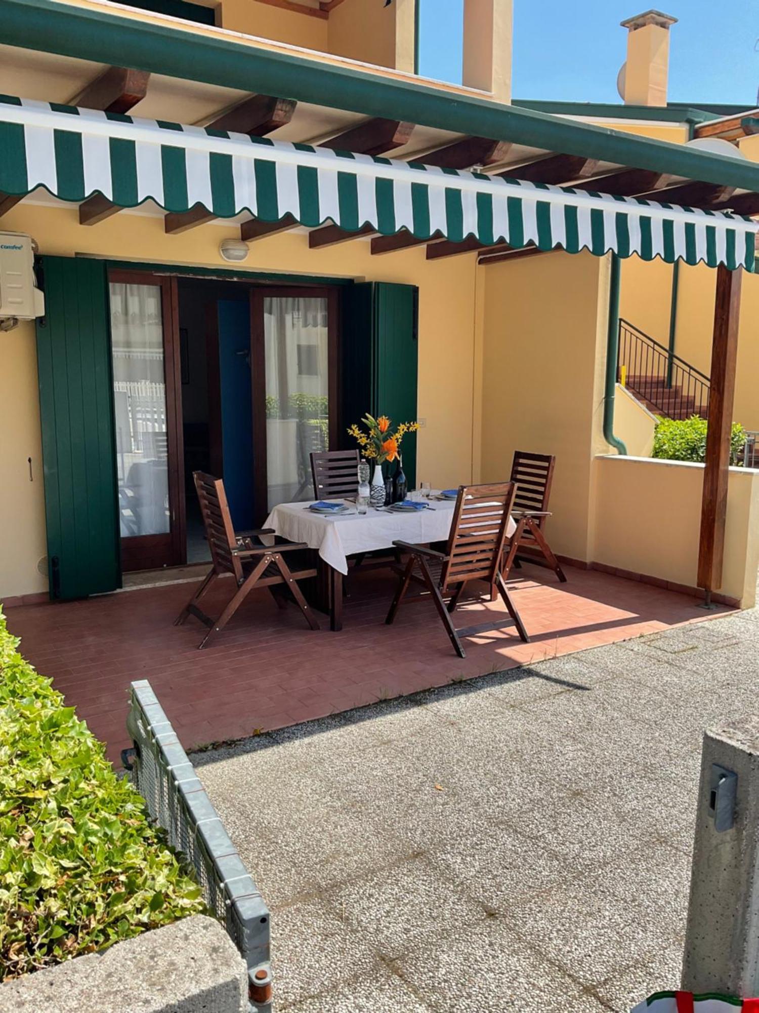 Hotel Apartments Villaggio Dei Fiori 4 Stars Luxury - Great Family Resort - Pet Friendly - With Hypermarket - Delivery Restaurant-Pizzeria - Room Breakfast With Supplement - Ultra Fast Wi-Fi - Play Area For Children - Olympic Swimming Pool - Parking Caorle Extérieur photo