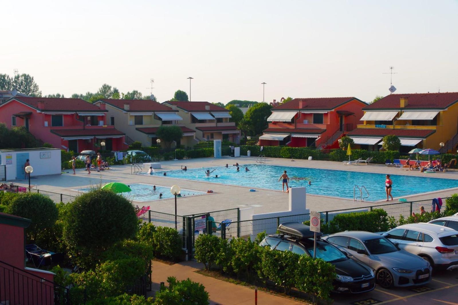 Hotel Apartments Villaggio Dei Fiori 4 Stars Luxury - Great Family Resort - Pet Friendly - With Hypermarket - Delivery Restaurant-Pizzeria - Room Breakfast With Supplement - Ultra Fast Wi-Fi - Play Area For Children - Olympic Swimming Pool - Parking Caorle Extérieur photo