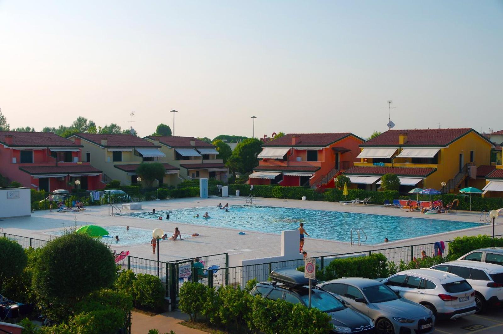Hotel Apartments Villaggio Dei Fiori 4 Stars Luxury - Great Family Resort - Pet Friendly - With Hypermarket - Delivery Restaurant-Pizzeria - Room Breakfast With Supplement - Ultra Fast Wi-Fi - Play Area For Children - Olympic Swimming Pool - Parking Caorle Extérieur photo