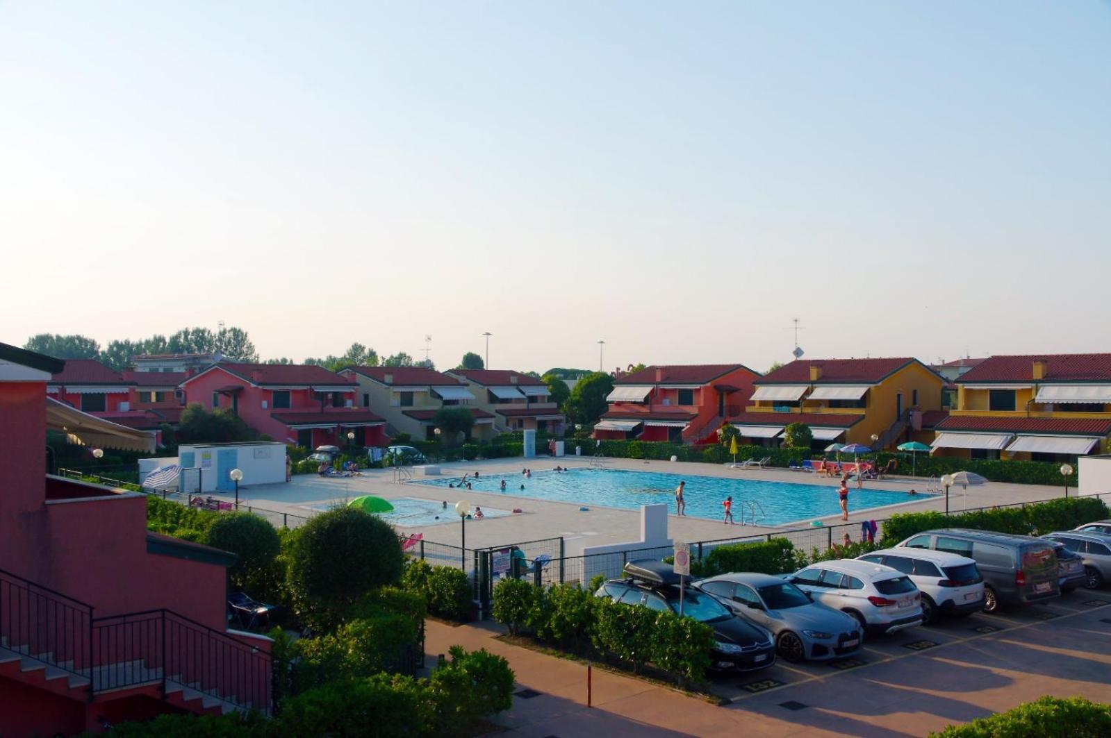 Hotel Apartments Villaggio Dei Fiori 4 Stars Luxury - Great Family Resort - Pet Friendly - With Hypermarket - Delivery Restaurant-Pizzeria - Room Breakfast With Supplement - Ultra Fast Wi-Fi - Play Area For Children - Olympic Swimming Pool - Parking Caorle Extérieur photo