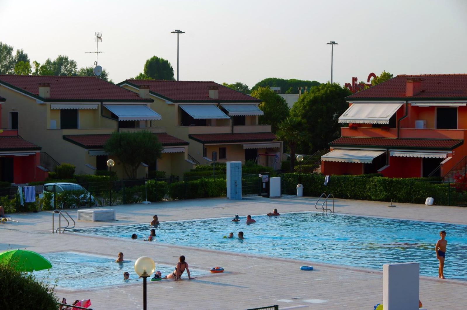 Hotel Apartments Villaggio Dei Fiori 4 Stars Luxury - Great Family Resort - Pet Friendly - With Hypermarket - Delivery Restaurant-Pizzeria - Room Breakfast With Supplement - Ultra Fast Wi-Fi - Play Area For Children - Olympic Swimming Pool - Parking Caorle Extérieur photo