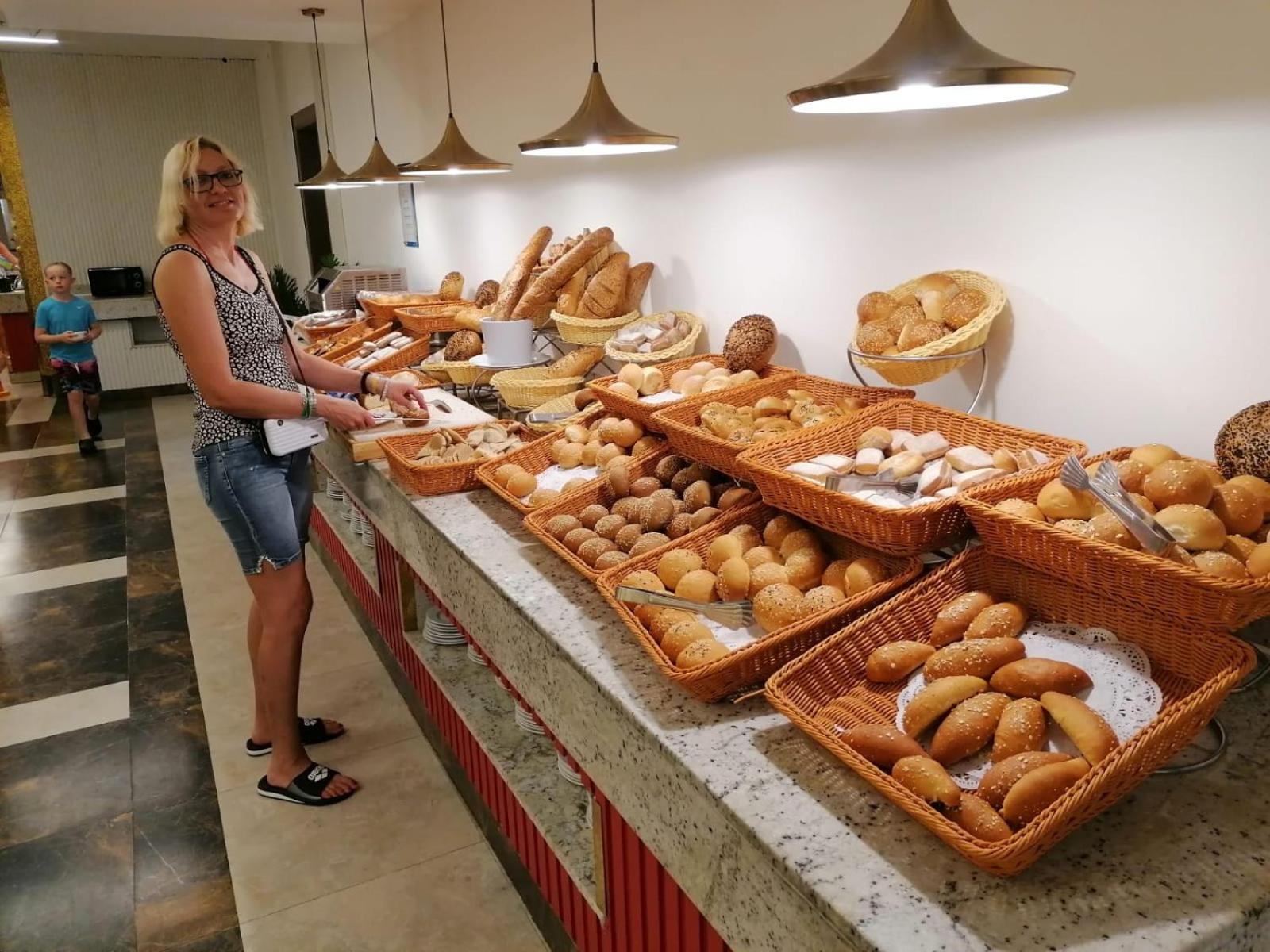 Hotel Apartments Villaggio Dei Fiori 4 Stars Luxury - Great Family Resort - Pet Friendly - With Hypermarket - Delivery Restaurant-Pizzeria - Room Breakfast With Supplement - Ultra Fast Wi-Fi - Play Area For Children - Olympic Swimming Pool - Parking Caorle Extérieur photo