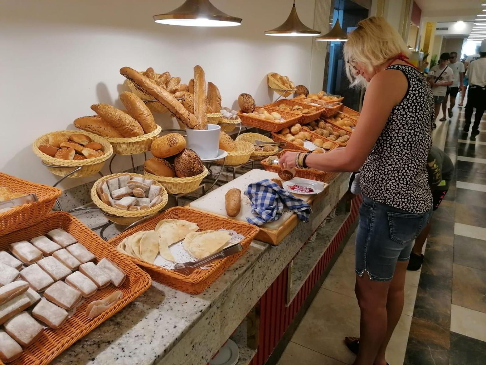 Hotel Apartments Villaggio Dei Fiori 4 Stars Luxury - Great Family Resort - Pet Friendly - With Hypermarket - Delivery Restaurant-Pizzeria - Room Breakfast With Supplement - Ultra Fast Wi-Fi - Play Area For Children - Olympic Swimming Pool - Parking Caorle Extérieur photo