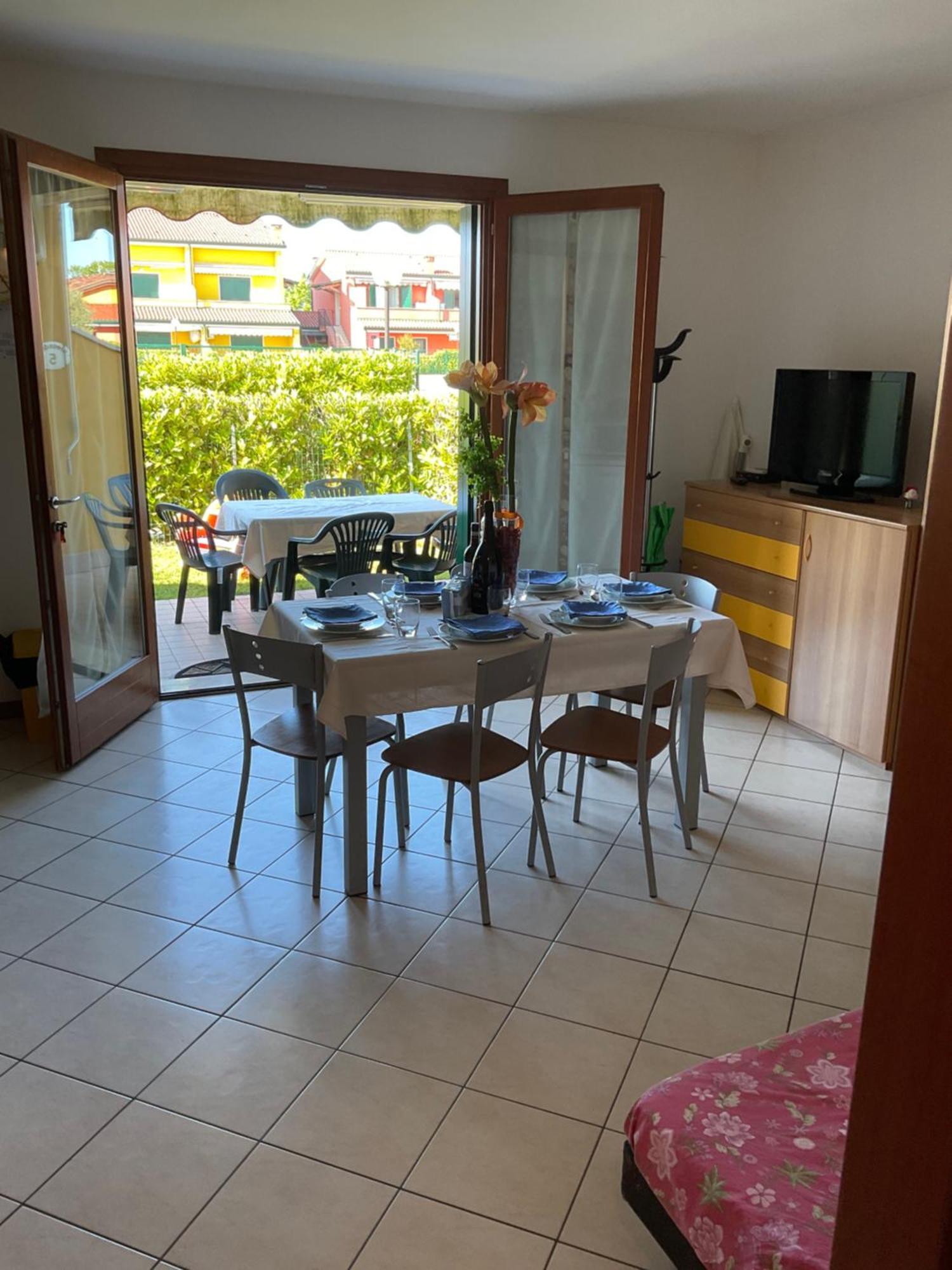 Hotel Apartments Villaggio Dei Fiori 4 Stars Luxury - Great Family Resort - Pet Friendly - With Hypermarket - Delivery Restaurant-Pizzeria - Room Breakfast With Supplement - Ultra Fast Wi-Fi - Play Area For Children - Olympic Swimming Pool - Parking Caorle Extérieur photo