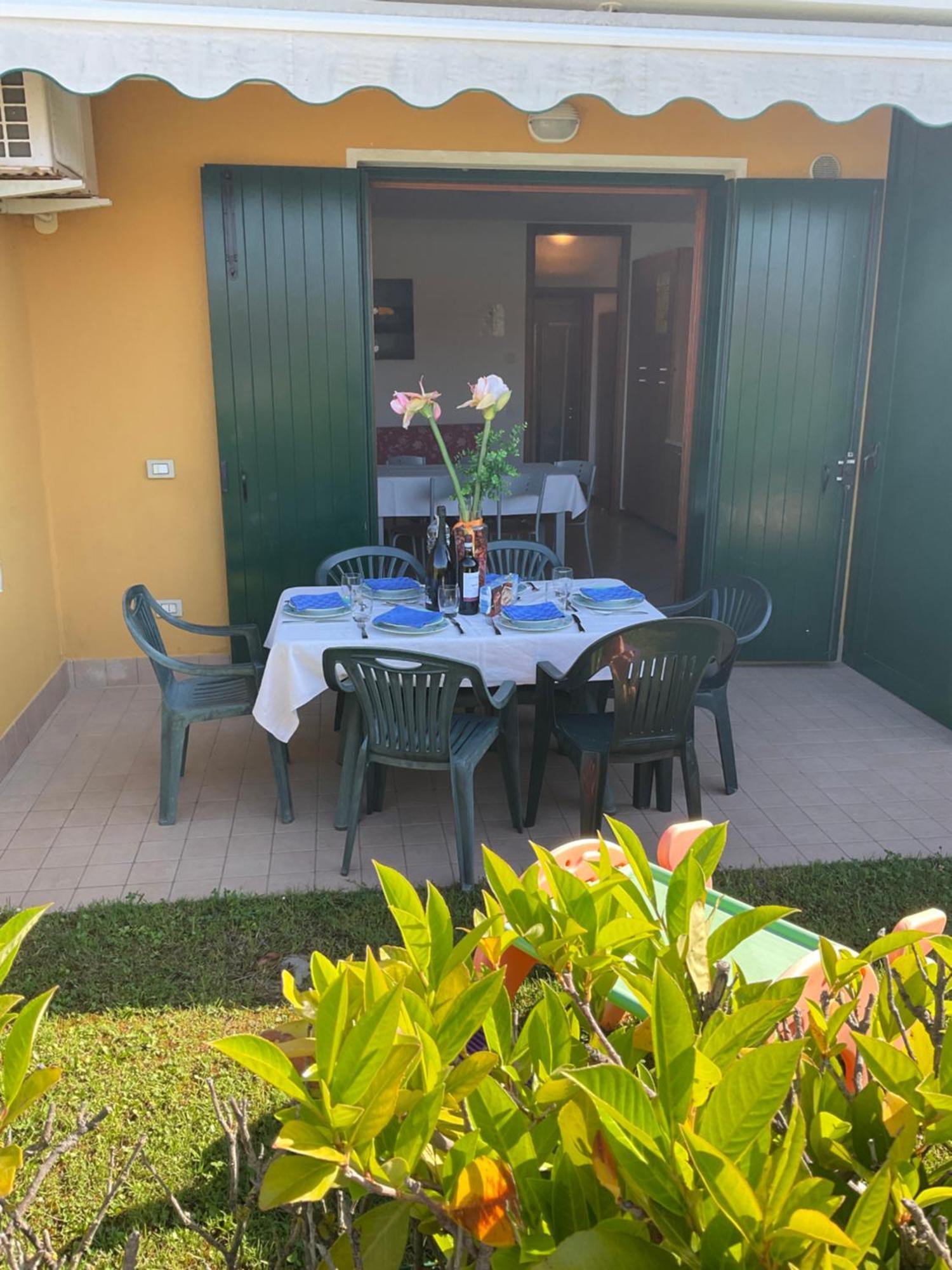 Hotel Apartments Villaggio Dei Fiori 4 Stars Luxury - Great Family Resort - Pet Friendly - With Hypermarket - Delivery Restaurant-Pizzeria - Room Breakfast With Supplement - Ultra Fast Wi-Fi - Play Area For Children - Olympic Swimming Pool - Parking Caorle Extérieur photo